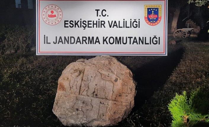 Eskişehir'de tarihi mezar başlığını satmaya çalışan kişi yakalandı